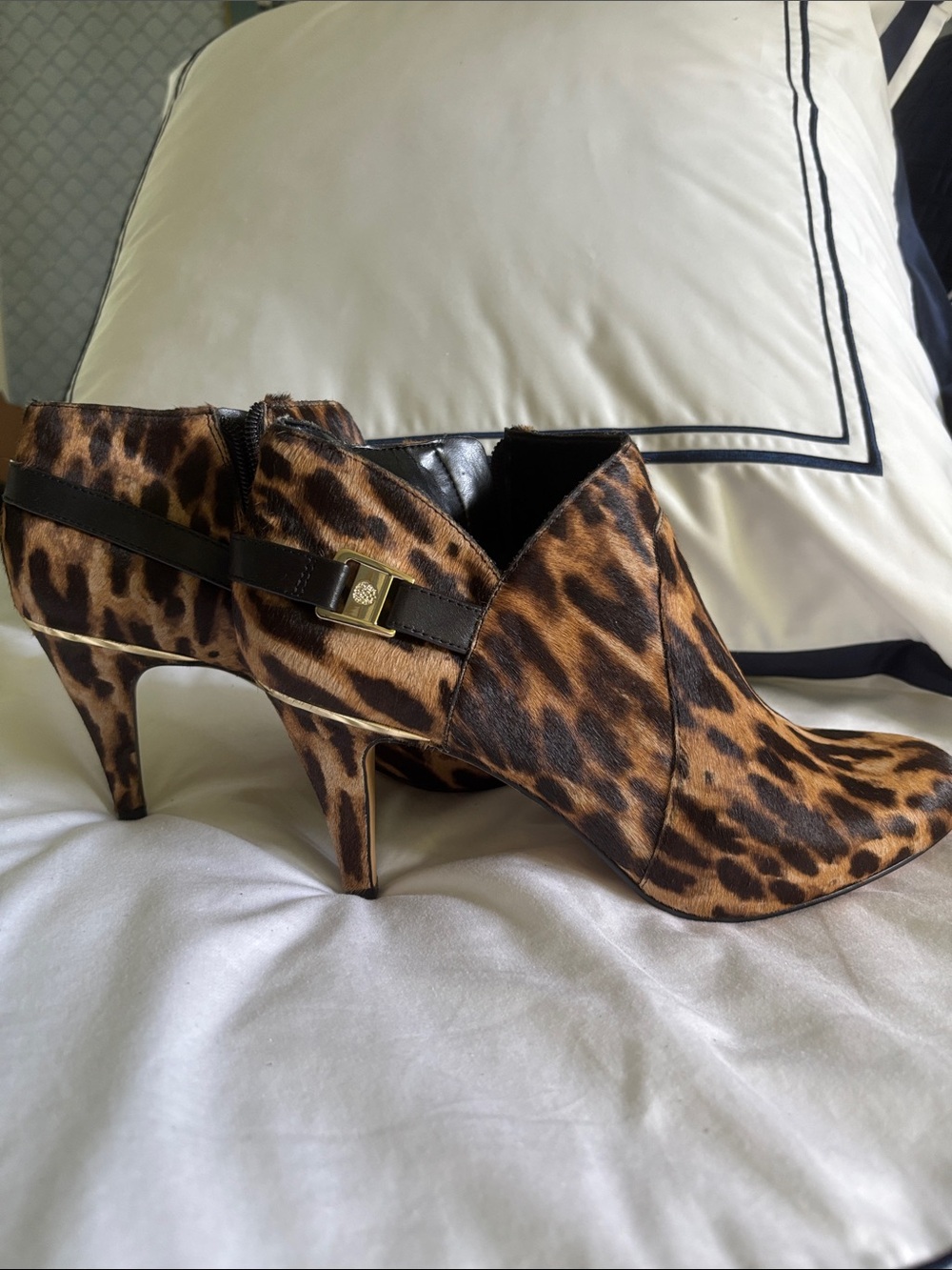 Vince Camuto NWOT Belted Calf Hair Leopard Print Booties